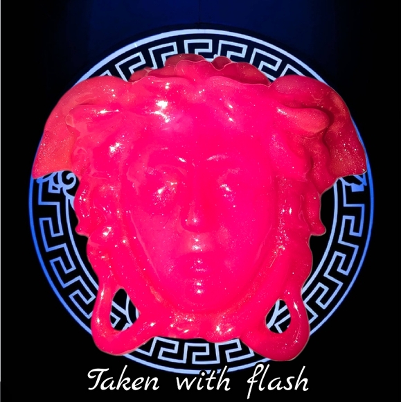 🆕️La Medusa Hot Pink Bag Charm / Keychain with Heart Charm & Pink Tassle - Picture 13 of 16